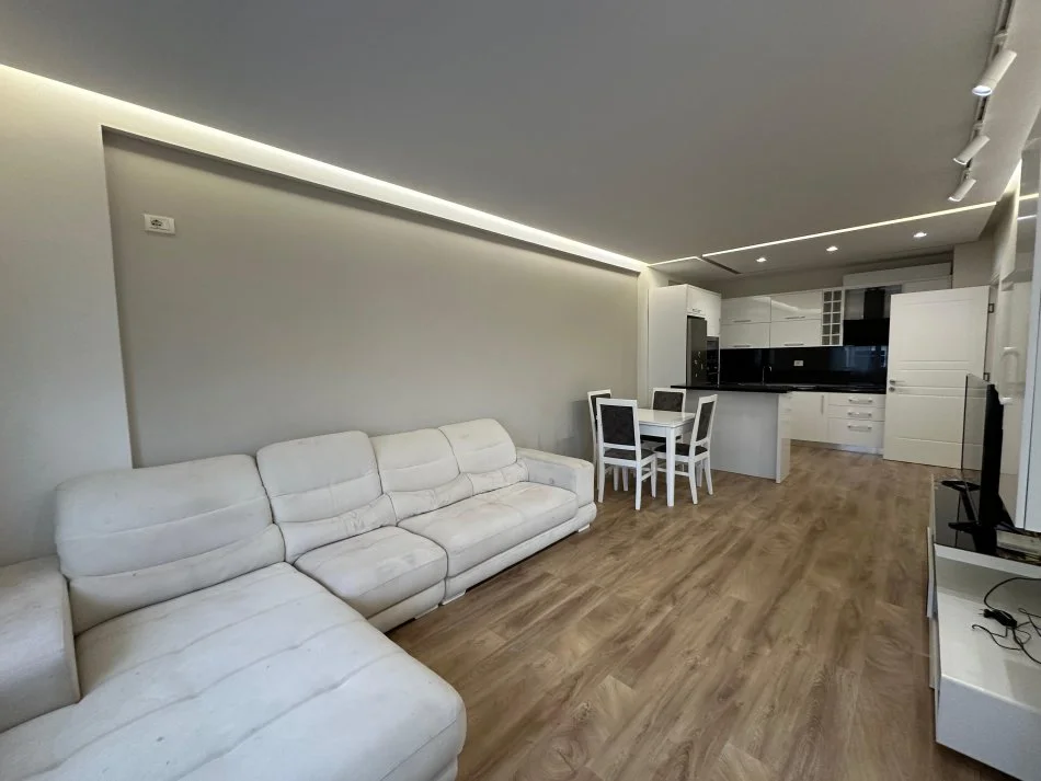 Tirane, jap me qera apartament 2+1+Ballkon Kati 2, 100 m² 1.000 € (Prane KIKA 2)