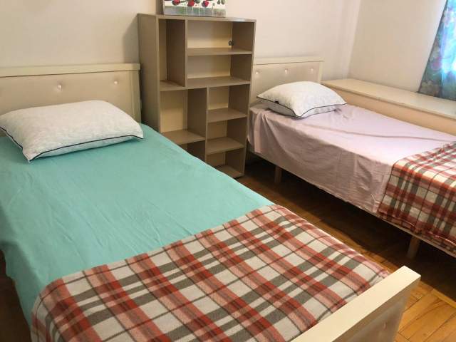 Tirane, jepet me qera apartament 1+1+A+BLK Kati 4, 80 m² 350 Euro (Xhamlliku)