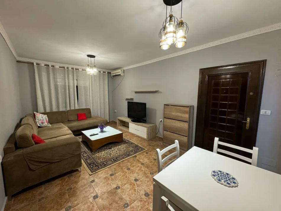 Tirane, jepet me qera apartament 2+1+Ballkon Kati 4, 85 m² 500 € (Rr Irfan Tomini perballe Hilton Hotel)