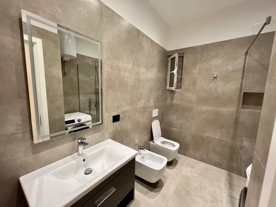 Tirane, jepet me qera apartament 1+1 Kati 1, 80 m² 600 € (Prane rruges se durresit)