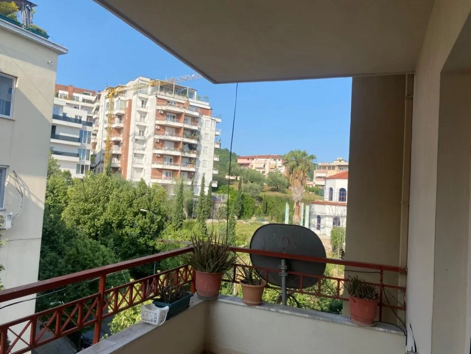 Jepet me qera apartament 2+1+Ballkon Kati 4, 100 m² 500 € (Kodra e Diellit, Fondacioni Eleonora)