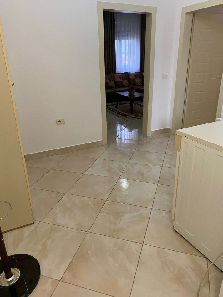 Tirane, jepet me qera shtepi 1+1+Ballkon Kati 3, 70 m² 400 € (rruga Anton Mazreku)