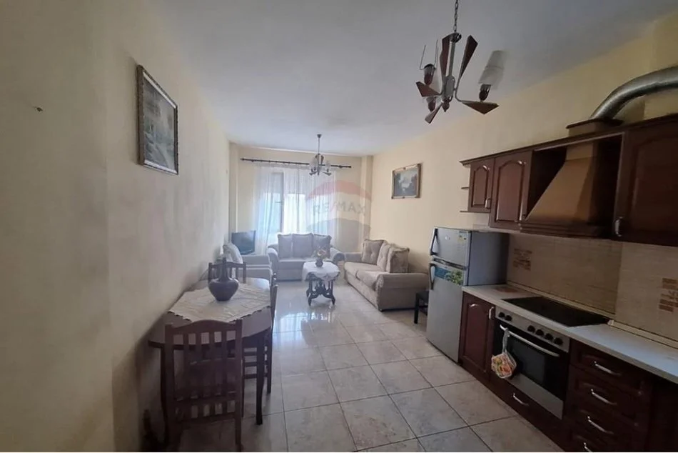 Tirane, jepet me qera apartament 2+1 Kati 5, 88 m² 450 € (Laprake)