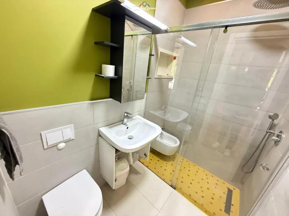 Tirane, jepet me qera apartament 2+1 Kati 1, 160 m² 1.000 € (secret garden residenc)