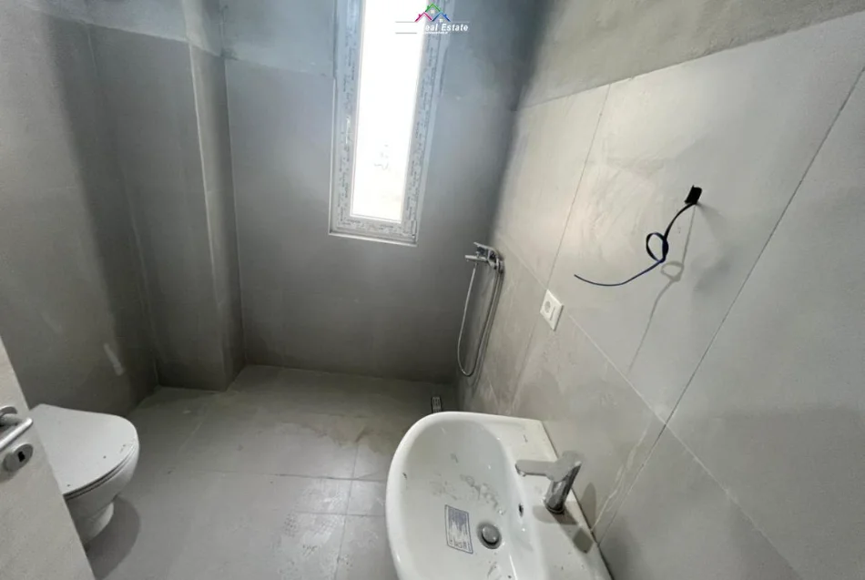 Tirane, jepet me qera zyre Kati 4, 140 m² 530 € (feiz himzo)