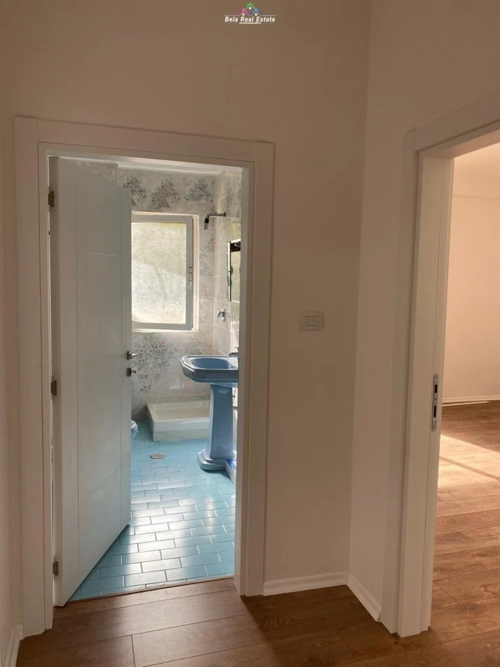 Tirane, jepet me qera zyre Kati 2, 100 m² 680 € (Rruga e Elbasanit, prane Ambasades Amerikane)