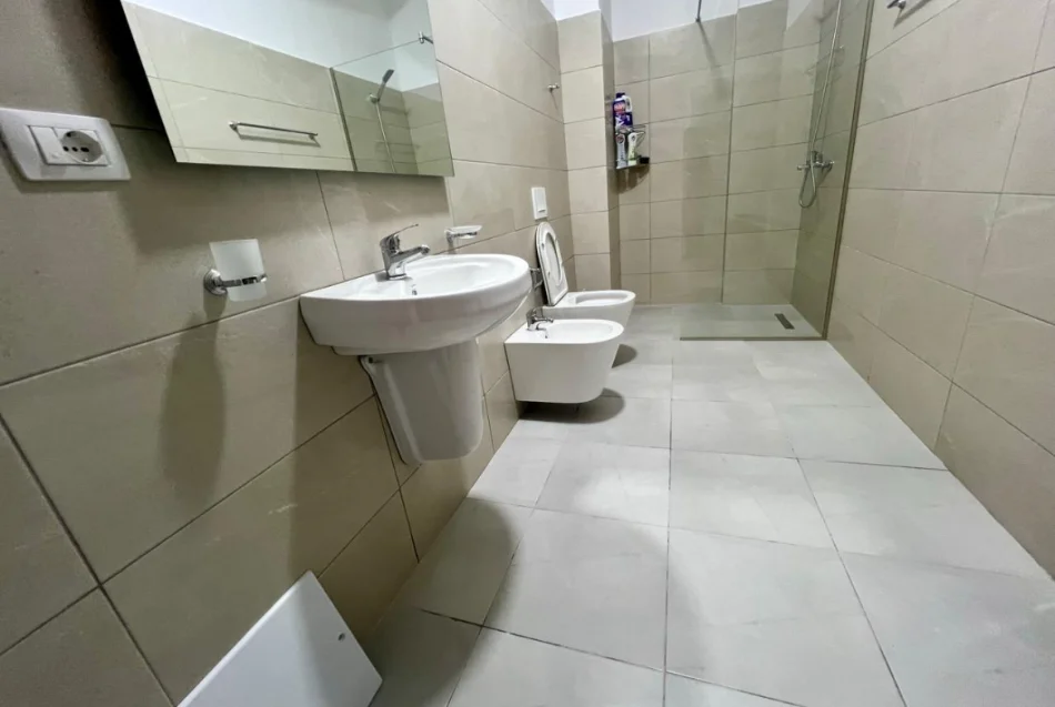 Tirane, jepet me qera apartament 1+1+Ballkon Kati 6, 140 m² 700 € (Kodra e Diellit)