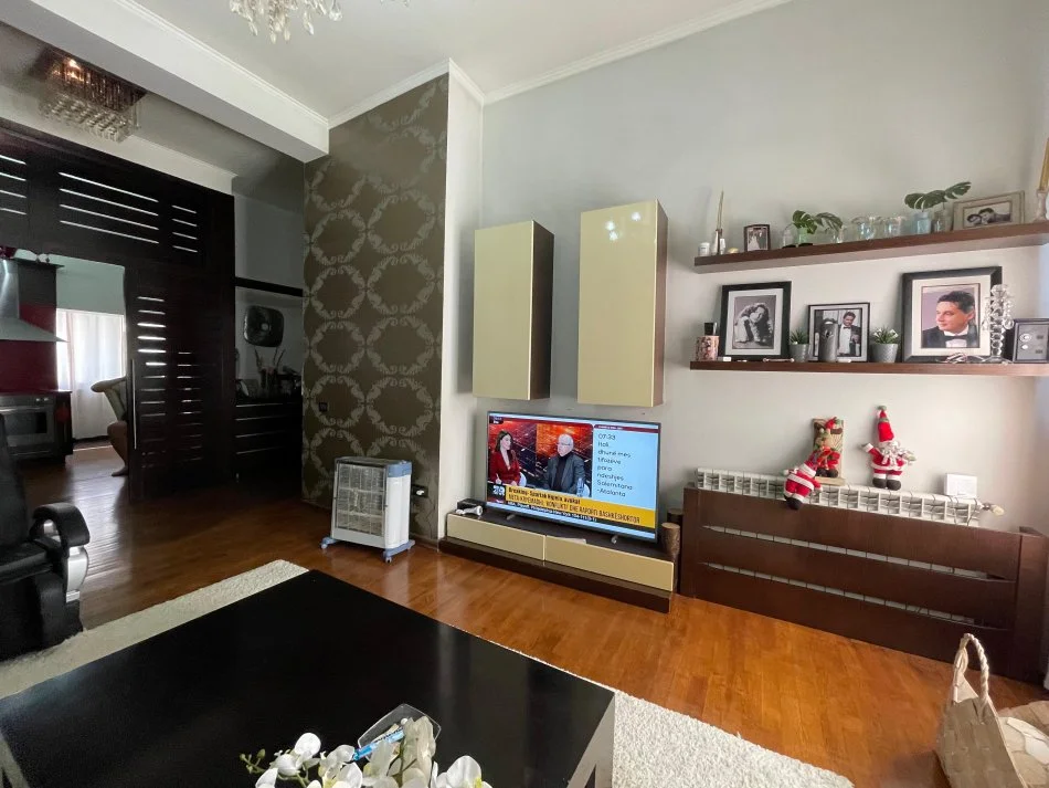 Tirane, jepet me qera për banim ose biznes ,2+1+Ballkon Kati 3, 120 m² 1.300 € (Qendër)