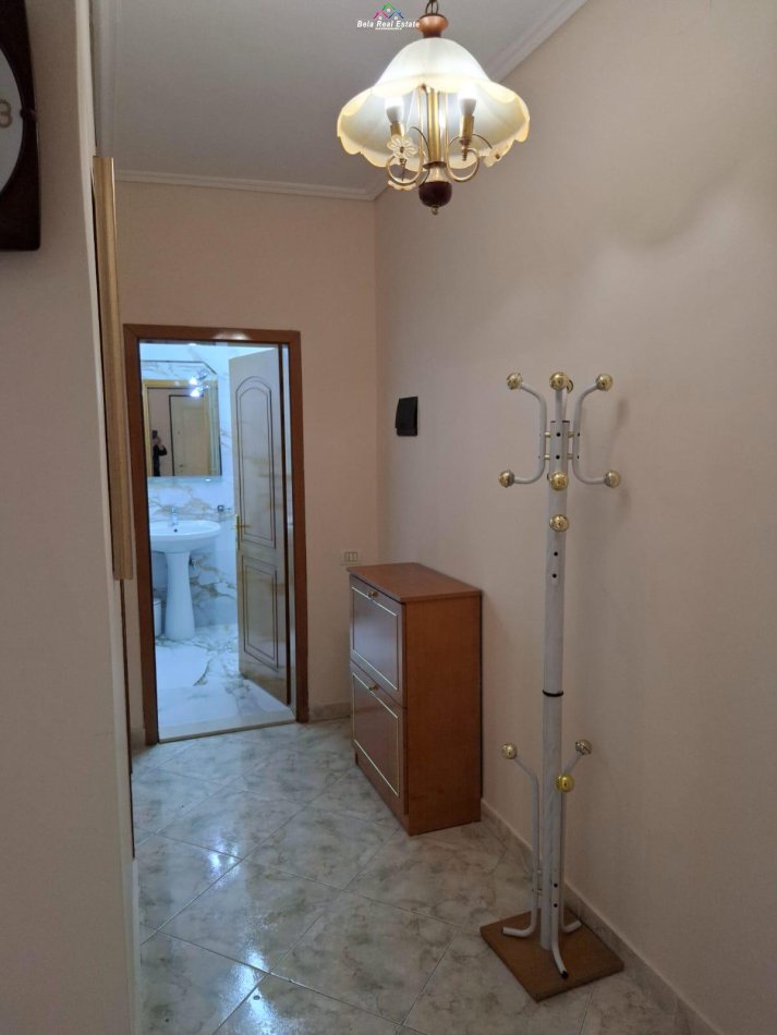 Tirane, jepet me qera apartament 1+1+Ballkon Kati 3, 65 m² 550 € (Komuna e Parisit)