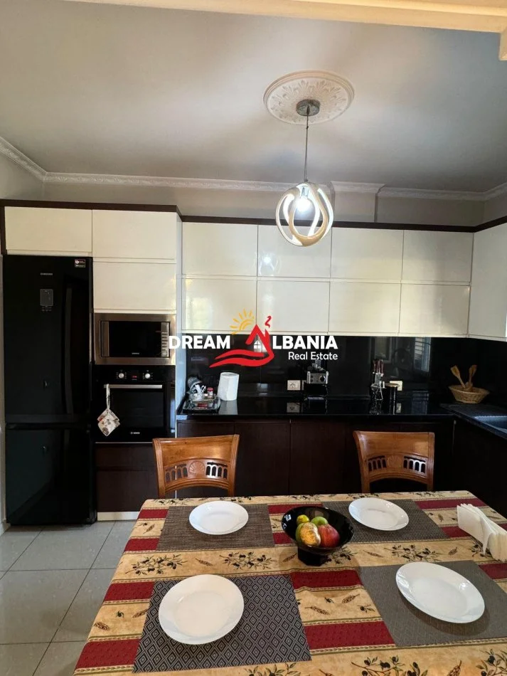Tirane, jepet me qera apartament 3+1+Ballkon Kati 2, 200 m² 500 € (, Ura Institutit)