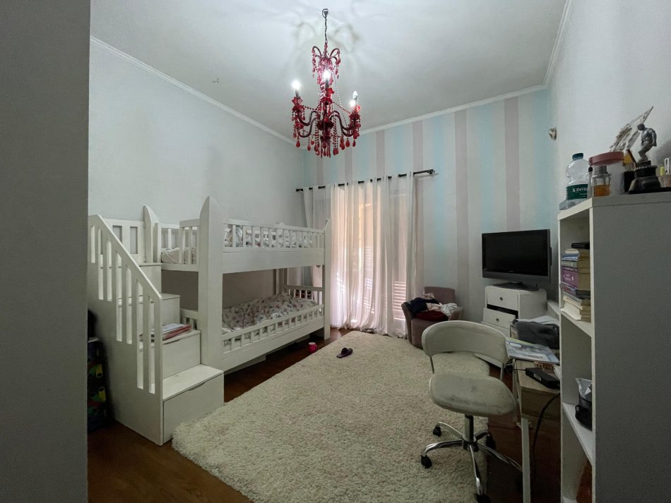 Tirane, jepet me qera 2+1+Ballkon Kati 4, 120 m² 1.500 € (Qendër)