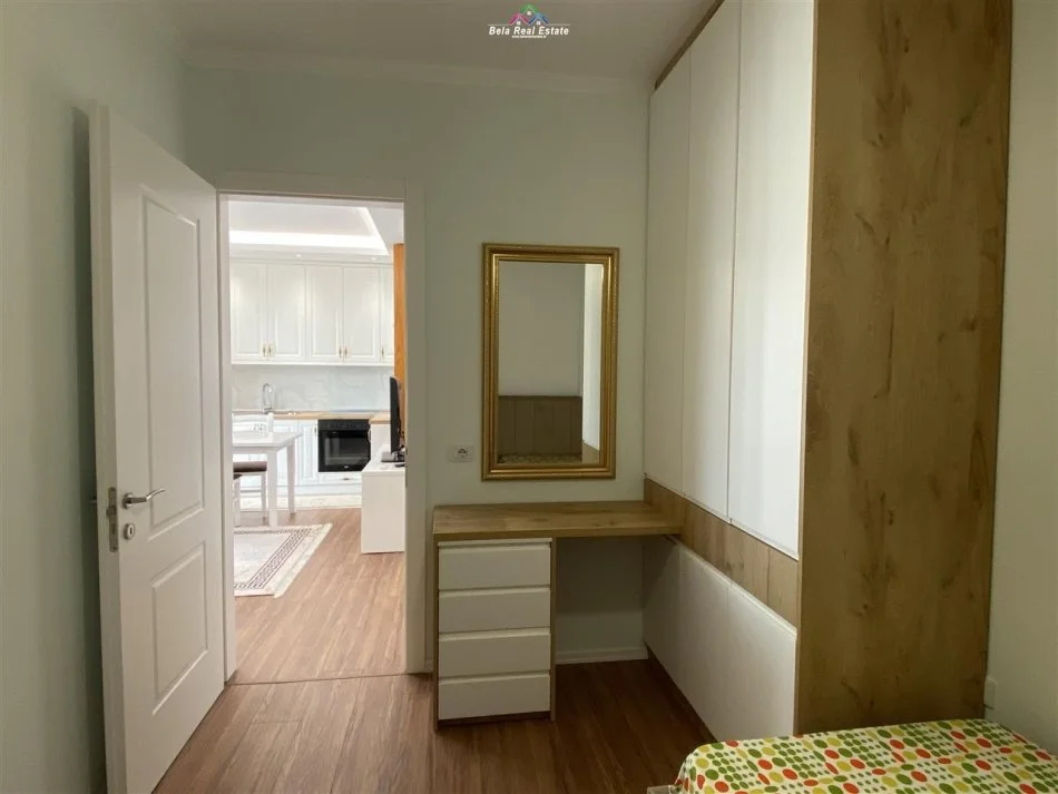 Tirane, jepet me qera apartament 2+1+Ballkon Kati 3, 75 m² 550 € (Sauk, prane Karburantit)