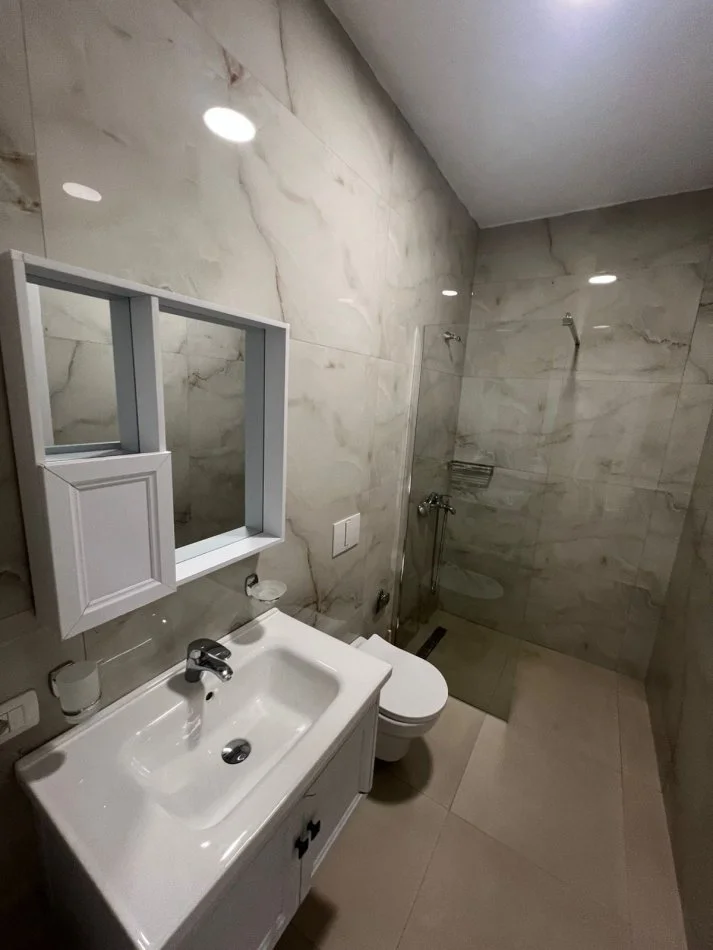 Tirane, jepet me qera apartament 2+1+Ballkon Kati 2, 105 m² 650 € (Rruga Bardhyl, prane shkolles Kongresi i Lushnjes)