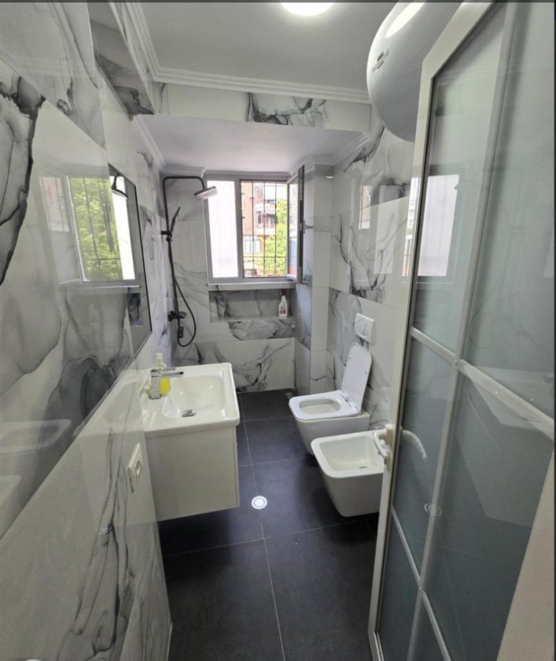 Tirane, jepet me qera zyre Kati 2, 75 m² 650 € (21 dhjetori)