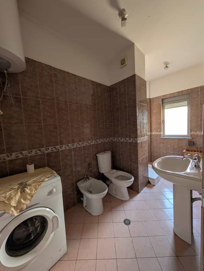 Tirane, jepet me qera apartament 2+1+Ballkon Kati 1, 86 m² 450 € (rruga dajtit)