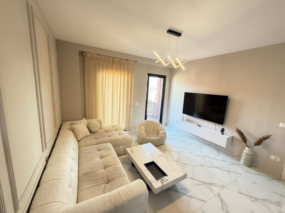 Tirane, jepet me qera apartament 3+1+Ballkon Kati 15, 130 m² 1.900 € (garden buildig)