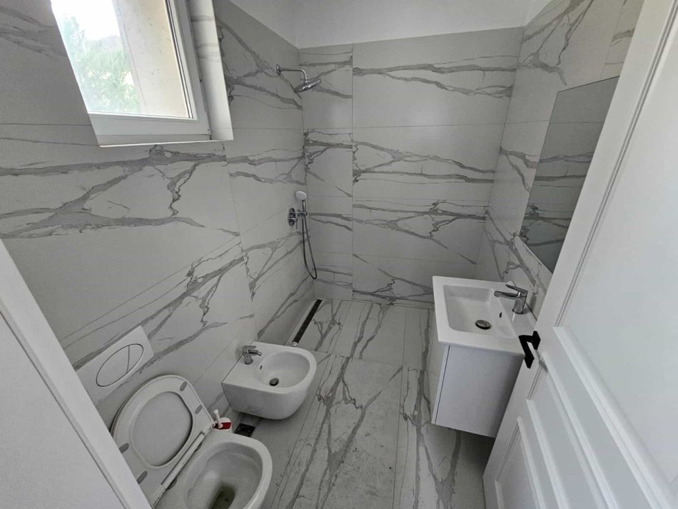 Tirane, jepet me qera Vile 5+1 Kati 3, 400 m² 2.500 € (Teg)