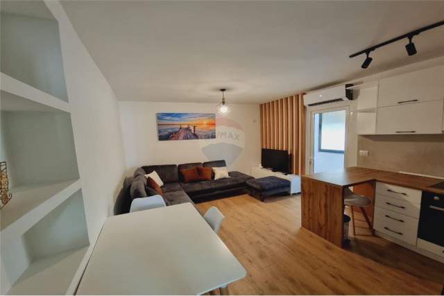 Tirane, jepet me qera apartament 1+1 Kati 2, 50 m² 350 Euro (Petro Nini Luarasi)
