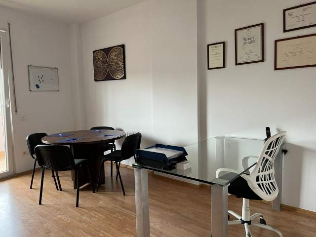 Kompani konsulence jep me qera nje zyre / Società di consulenza, affitta ufficio
