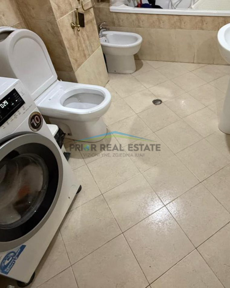 Tirane, jepet me qera apartament 2+1+Ballkon Kati 4, 110 m² 750 € (Komuna e Parisit)