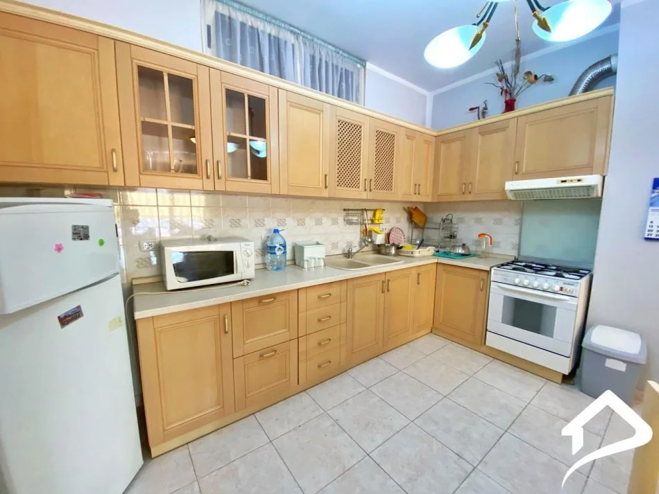 Tirane, jepet me qera apartament 2+1 Kati 3, 140 m² 650 € (Blloku i Ambasadave - Rruga e Kavajës)