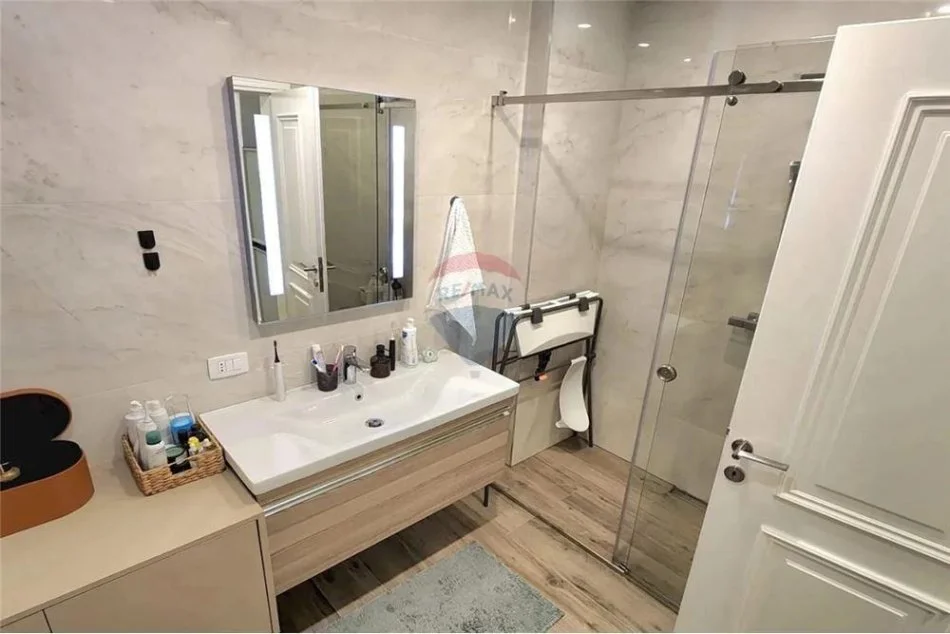 Tirane, jepet me qera apartament 2+1 , 123 m² 1.450 € (Rruga e Kavajes, Kompleksi Delijorgji)