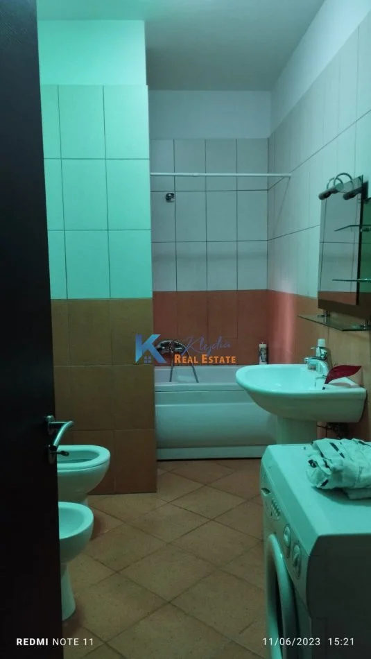 Tirane, jepet me qera apartament 1+1 Kati 5, 89 m² 750 € (sheshi Wilson, afer postes nr.8)