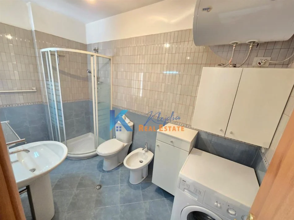 Tirane, jepet me qera apartament 2+1 Kati 3, 100 m² 750 € (Pazari i Ri, rruga Beqir Luga)