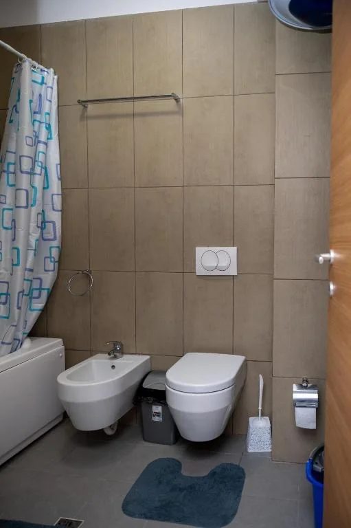 Tirane, jepet me qera apartament 2+1 Kati 2, 99 m² 600 € (Rr.Peti - Liqeni i Thatë)
