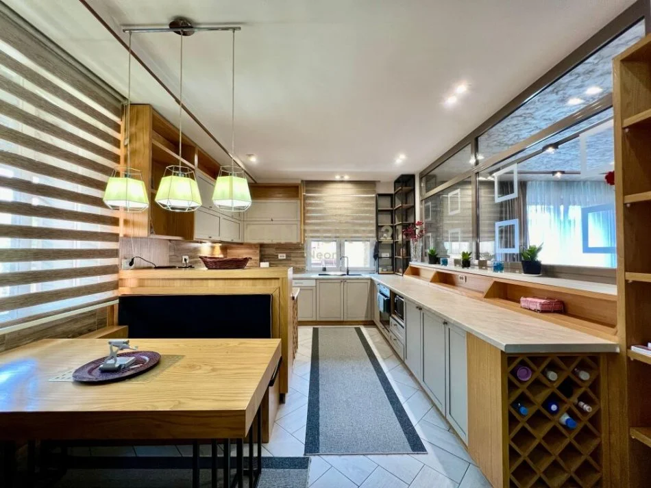 Tirane, jepet me qera apartament 2+1 Kati 4, 190 m² 1.900 € (qender)