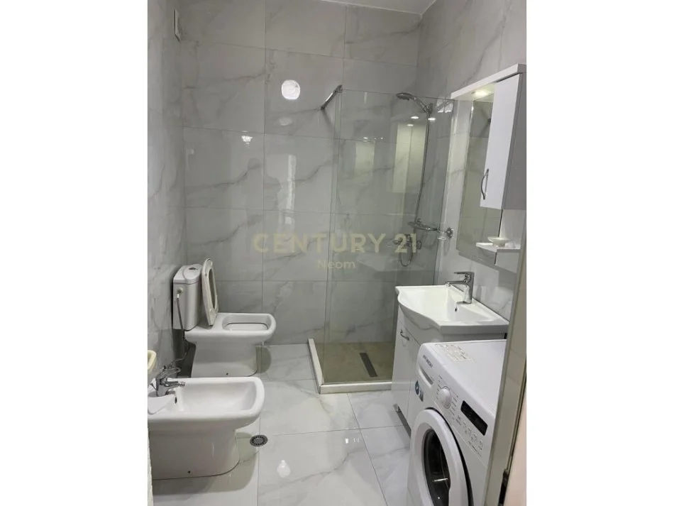 Tirane, jepet me qera apartament 1+1 Kati 4, 75 m² 500 € (liqeni i thate)