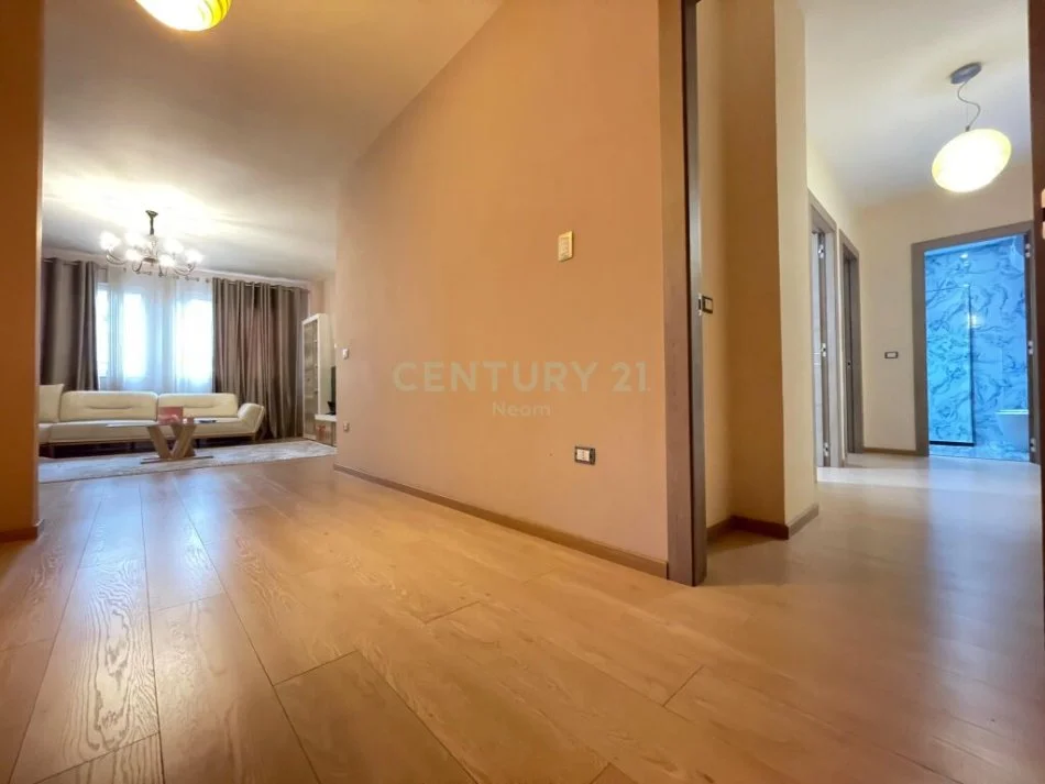 Tirane, jepet me qera apartament 2+1 Kati 3, 125 m² 700 € (kristal center)