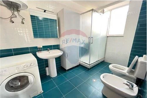 Tirane, jepet me qera apartament 1+1 Kati 3, 85 m² 500 € (Rruga Ali Spahia - Rruga e Dibrës - Shkolla e Kuqe)