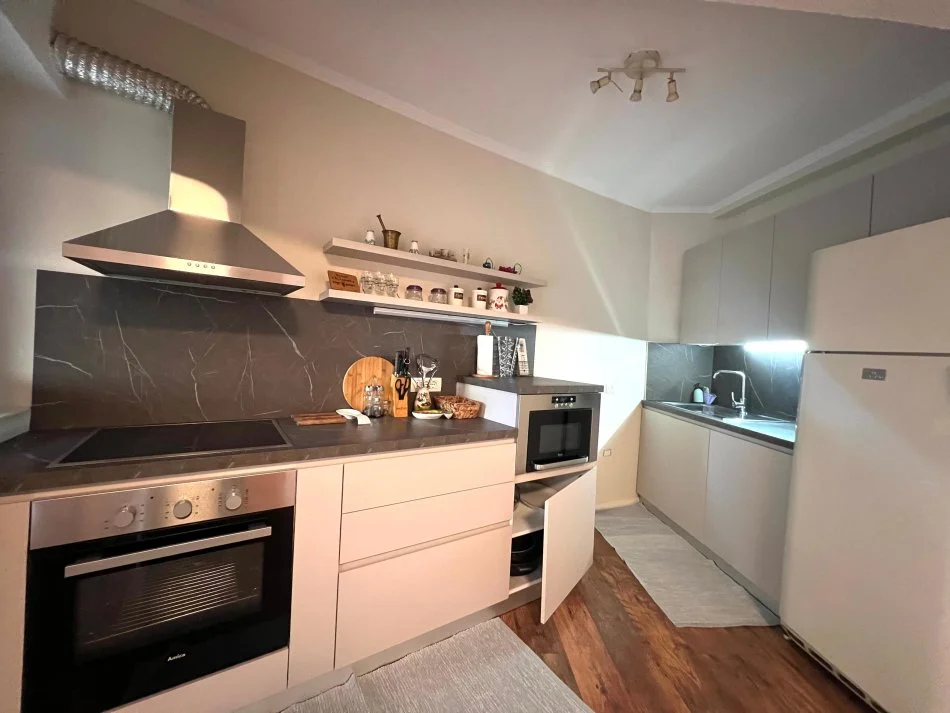 Tirane, jepet me qera apartament 3+1+Ballkon Kati 3, 800 € (rr.Barrikadave)