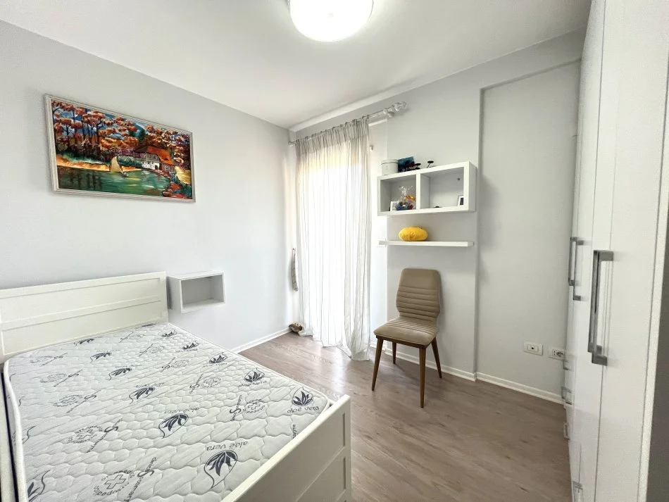 Tirane, jepet me qera apartament 2+1 Kati 4, 85 m² 650 €