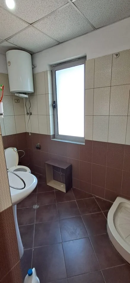 Tirane, jepet me qera apartament 2+1 Kati 4, 350 € (ali dem)