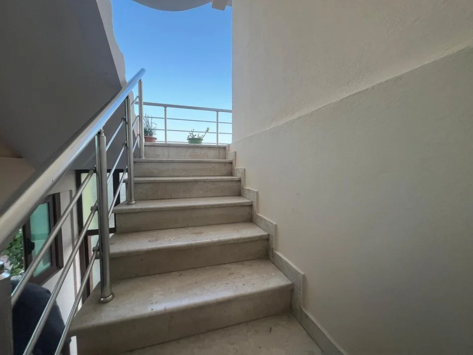 Tirane, shitet Vile 3 Katshe , 2.200 m² 550.000 € (kamez)