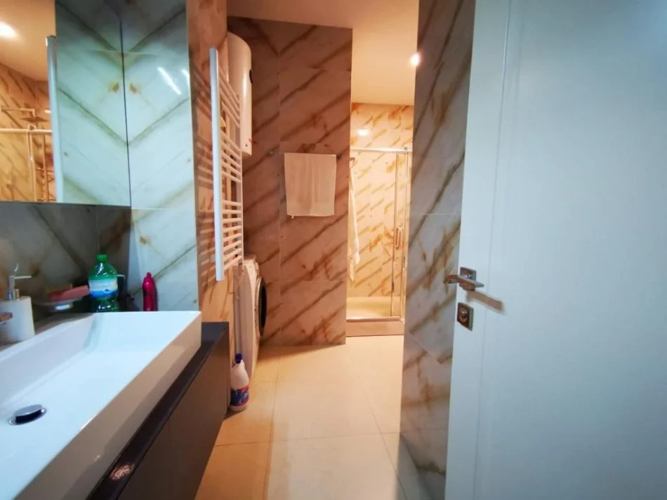 Tirane, shitet apartament 1+1+Ballkon Kati 2, 75 m² 230.000 € (Rr. Kavajes)