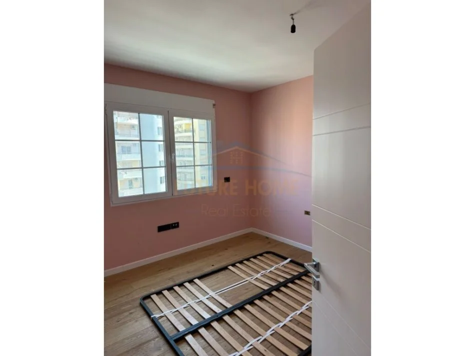 Vlore, shitet apartament 3+1 Kati 8, 180 m² 300.000 € (Bulevardi Ismail Qemali)