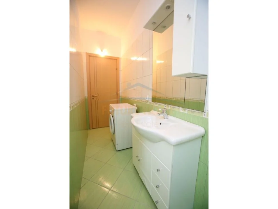 Vlore, jepet me qera apartament 1+1 Kati 4, 60 m² 300 € (Pas Rives, Lungomare) RV44308