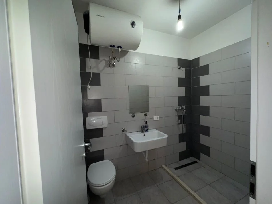 Tirane, jepet me qera apartament 2+1+Ballkon Kati 5, 520 € (siri kodra)