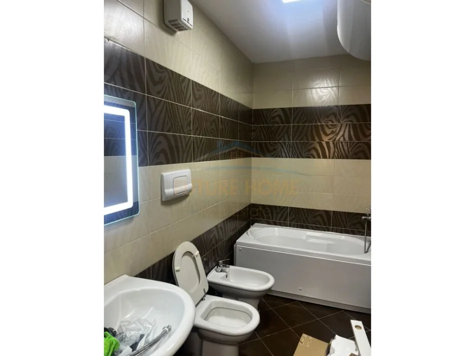 Tirane, jepet me qera apartament 2+1+Aneks+Ballkon Kati 4, 130 m² 800 € (farmacia 10)