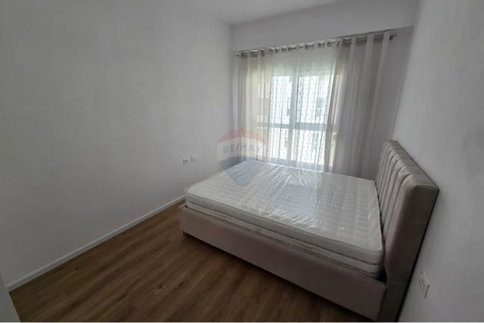 Tirane, jepet me qera apartament 1+1 Kati 5, 65 m² 400 € (Ali Demi)