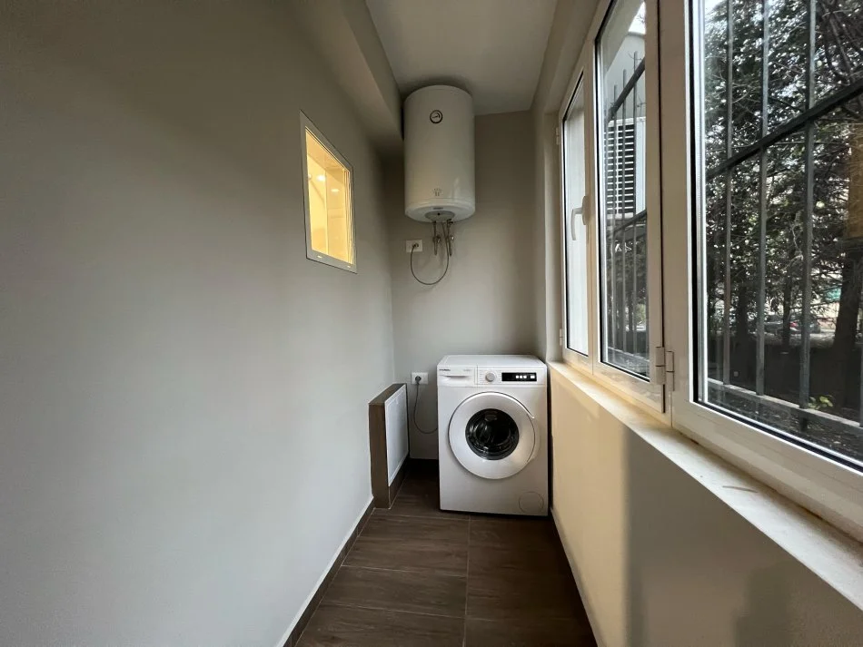 Tirane, jepet me qera apartament 1+1+Ballkon Kati 1, 60 m² 500 € (Ish Parku Autobuzave)