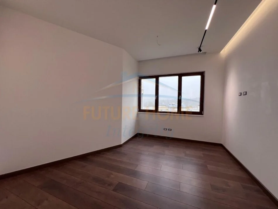 Tirane, jepet me qera apartament 3+1+Aneks+Ballkon Kati 2, 164 m² 2.000 € (liqeni i thate)