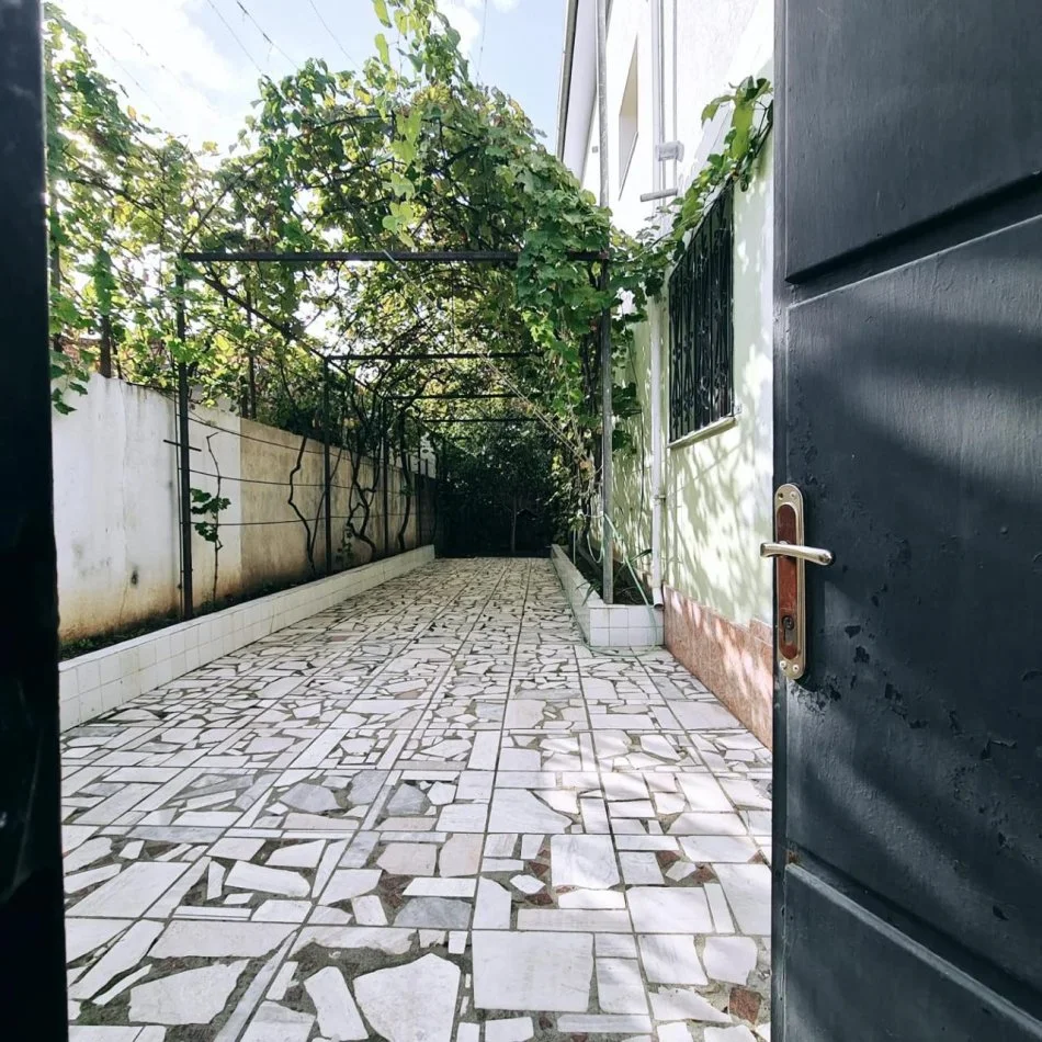 Tirane, jepet me qera apartament 2+1 Kati 1, 75 m² 430 € (Spitali Ushtarak)