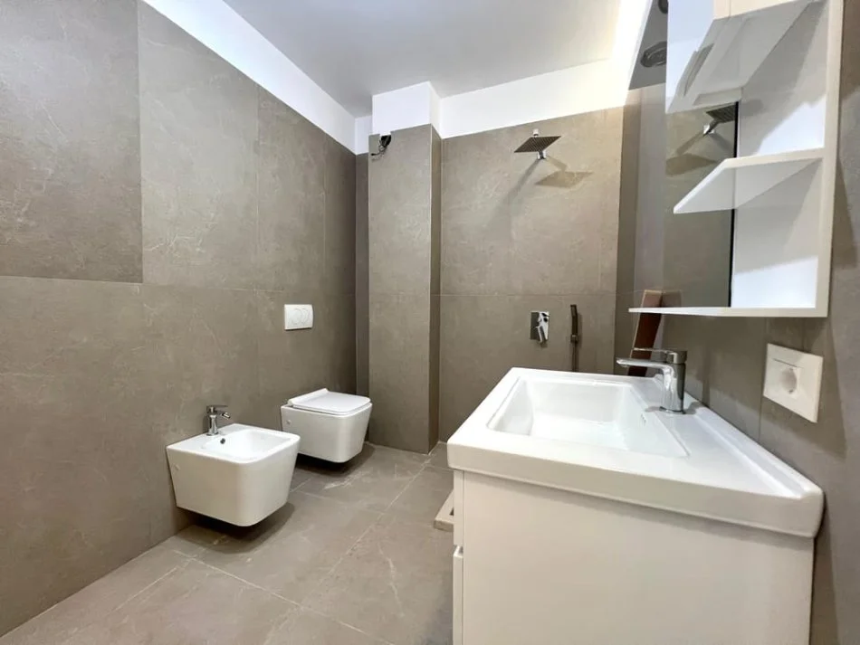 Tirane, shitet apartament duplex 2+1+Aneks+Ballkon Kati 4, 130 m² 170.000 € (Rruga Sotir Caci Fresk)