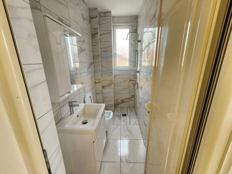 Tirane, jepet me qera apartament 2+1+Aneks+Ballkon Kati 4, 150 m² 800 € (sauk)