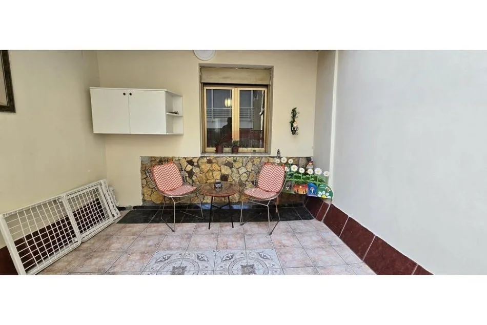 Tirane, jepet me qera apartament 2+1+Aneks+Ballkon , 100 m² 800 € (Pazari i Ri)