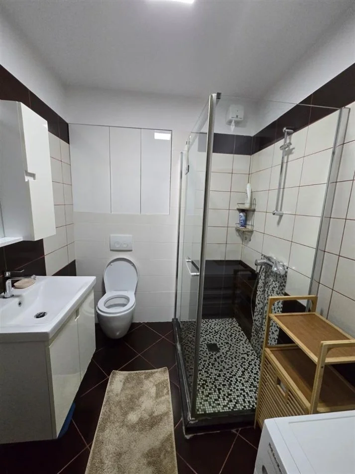 Tirane, jap me qera apartament 1+1+Ballkon Kati 3, 90 m² 600 € (Liqeni i Thate, afer hotel Radisson)